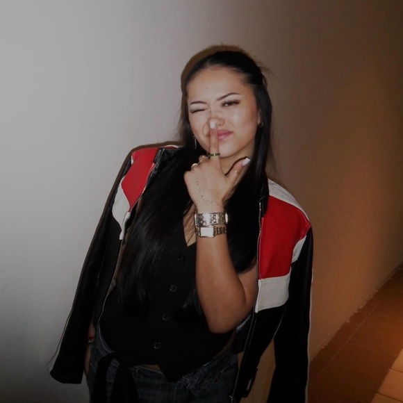 Meet your Posher, Chloe - Picture 1 of 3